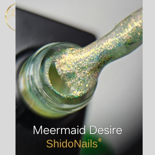 ShidoNails Meermaid Desire gellak met een magische groen-gouden shimmer en iriserend effect.