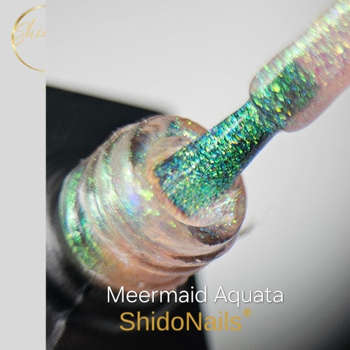 Close-up van de waterige ShidoNails Meermind Aquata gellak met een betoverende, niet-dekkende groen-blauwe shimmer en glitterflakes.