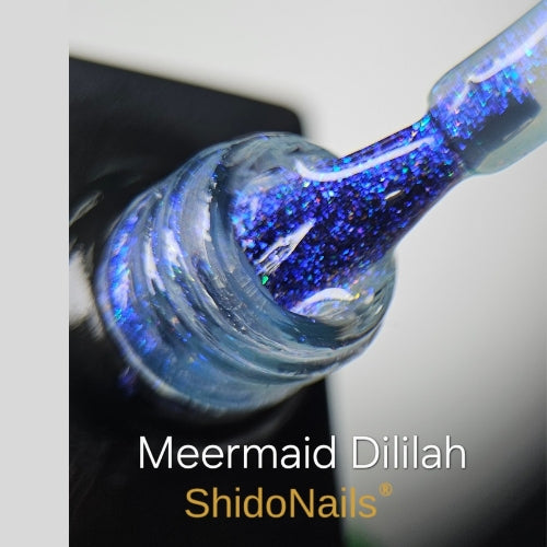 Textuur van ShidoNails Meermind Dililah gellak met een diepblauwe, semi-transparante 'water' basis en fonkelende blauwe en zilveren glitters.
