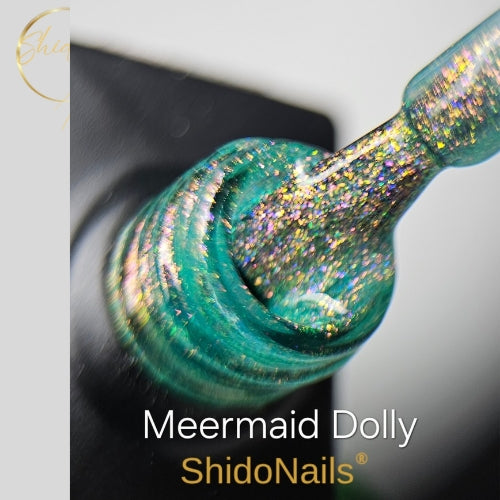 Close-up van ShidoNails Meermind Dolly gellak op het kwastje met een iriserende, waterige teal basis en veelkleurige glitterflakes.