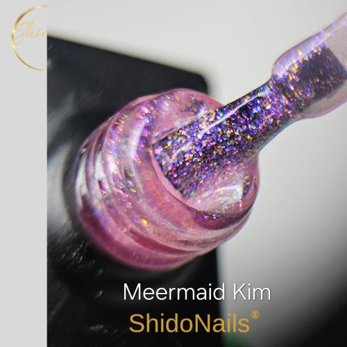ShidoNails Meermind Kim gellak met een heldere, waterige roze basis vol met intens glinsterende paarse en holografische glitters.